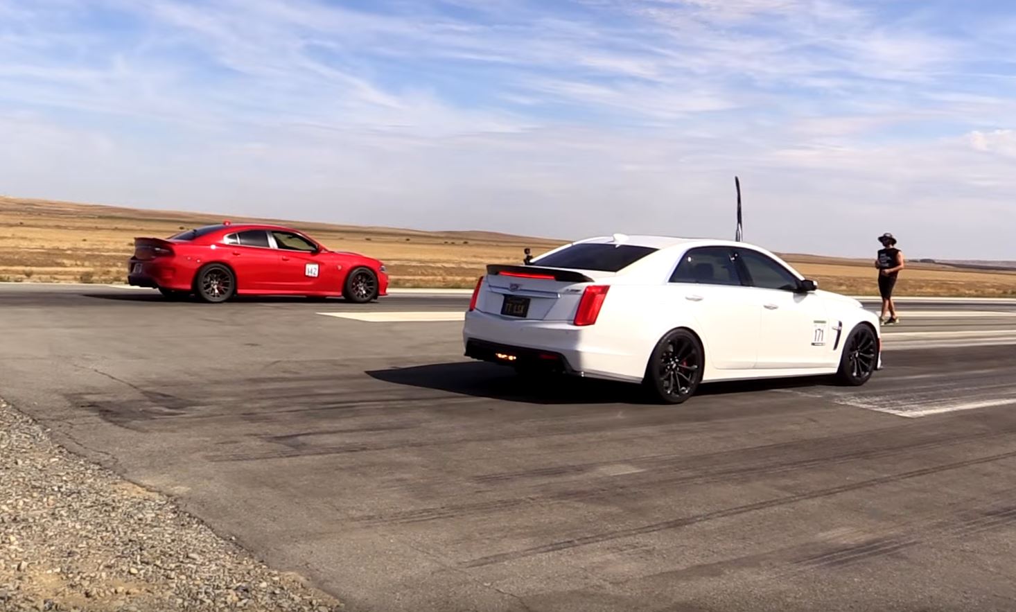 Βίντεο: Επική αναμέτρηση Dodge Charger SRT Hellcat και Cadillac CTS-V